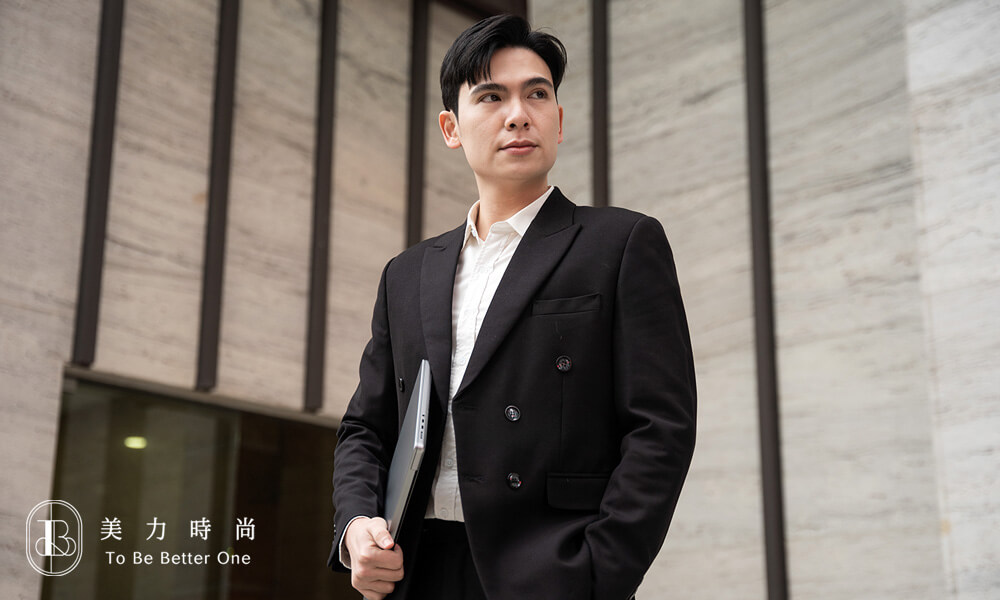 職場男性主管展現自信的樣子