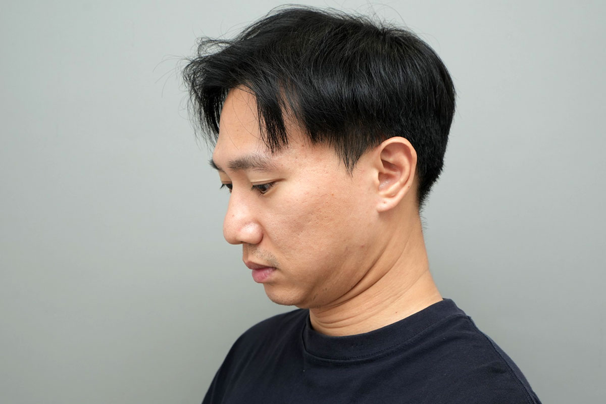 王皓宇的臉部側臉特寫