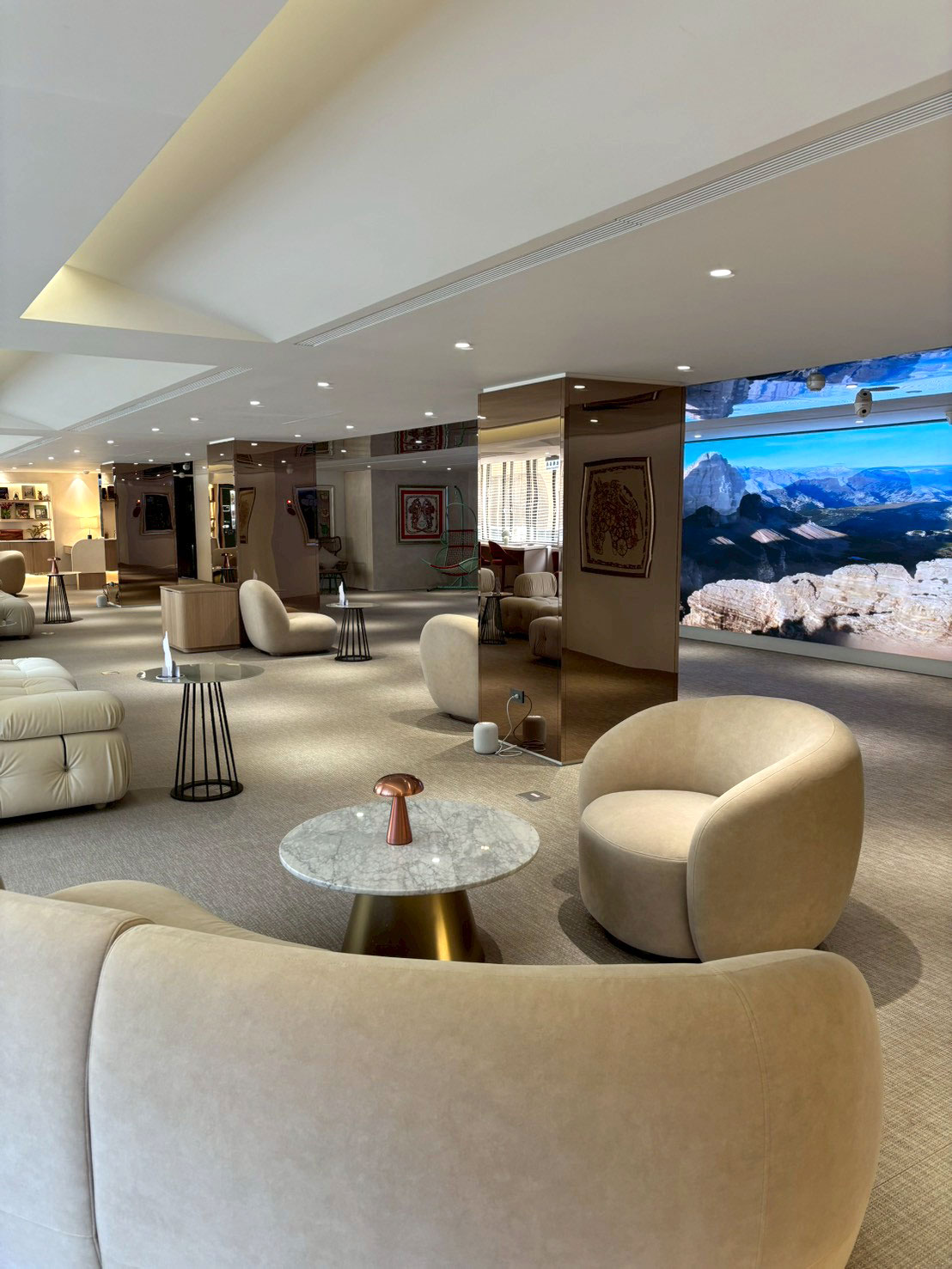 美力時尚診所 忠孝旗艦店休息區，舒適的圓形沙發與精緻的小茶几錯落有致