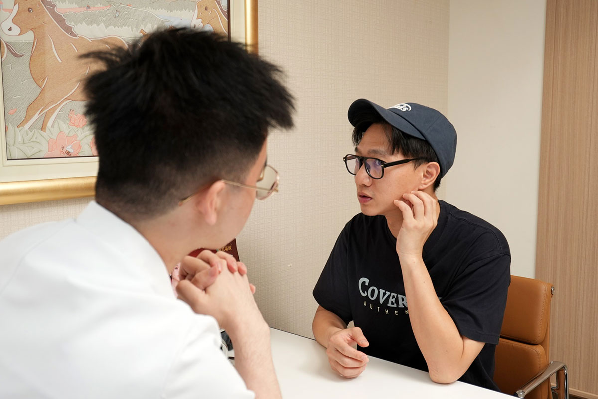 一位男子有雙下巴的困擾正在詢問醫師