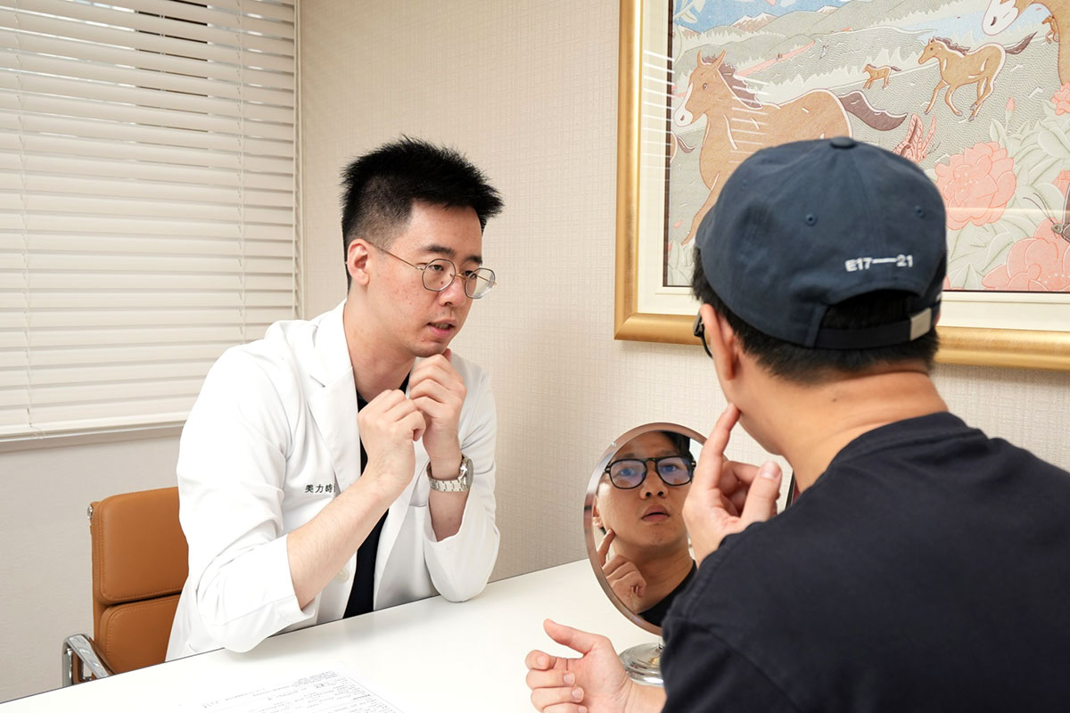 醫師諮詢一位男子的臉部困擾