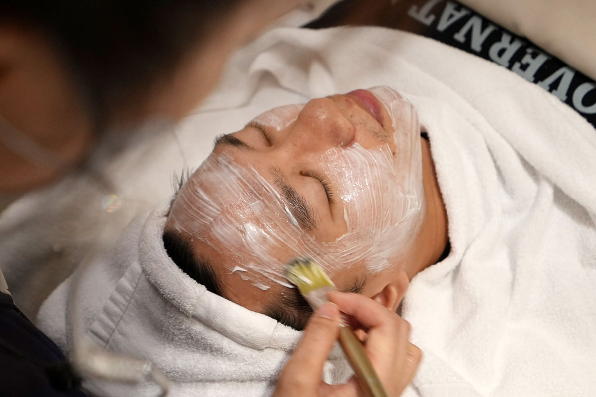 療程前的臉部洗卸+敷麻藥流程