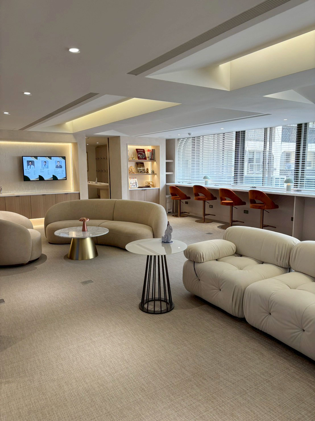 美力時尚診所 忠孝旗艦店沙發區，舒適空間讓人很放鬆