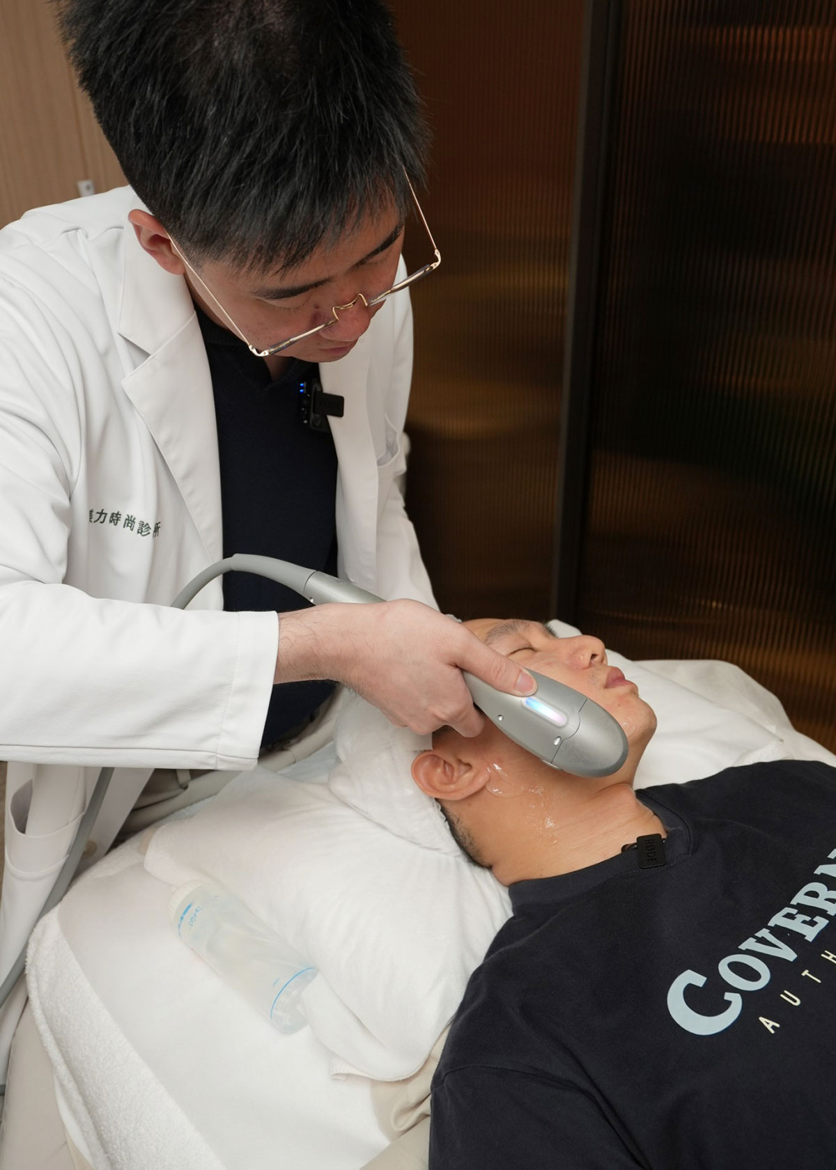 醫師正在替一位男性施打海芙音波